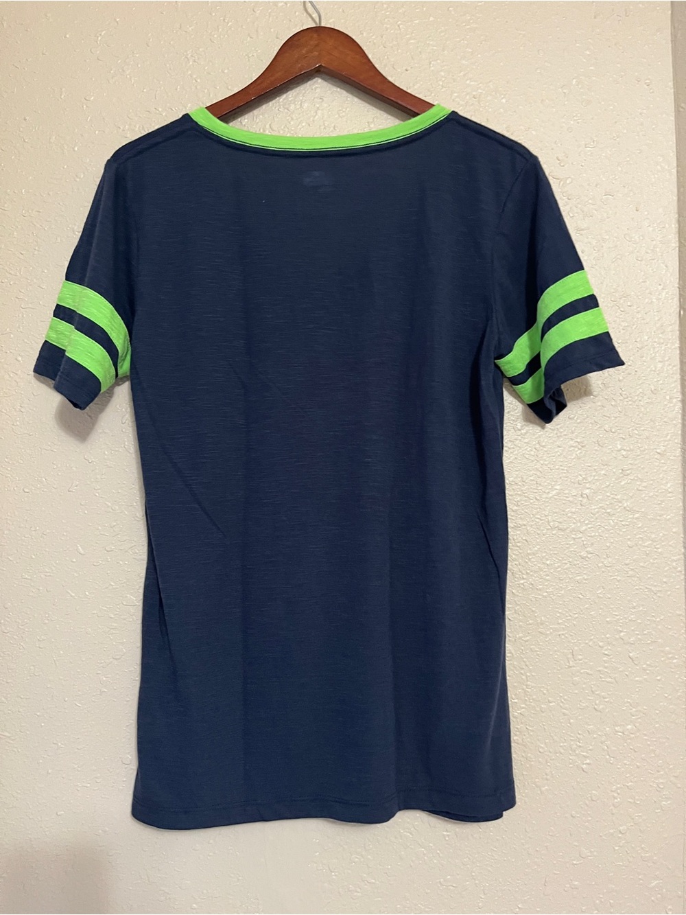NFL Team Apparel Seattle Seahawks Women’s V-Neck Tee Blue & GreenGlittery Medium - Picture 2 of 8